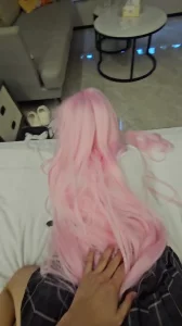 和女友逛完漫展后在酒店狠狠后入她